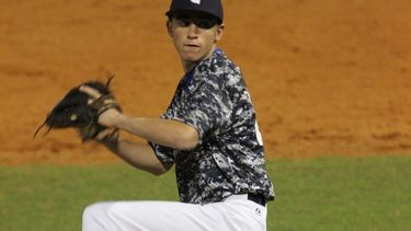 El Tiburón acompañado del entrenador puertorriqueño Mervyl Meléndez, Head Coach de los Hornets de Alabama State University y asistente del Equipo Nacional de Estados Unidos 17U, en los entrenamientos en Orange, California, la semana última. (CORTESÍA)