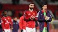 El centrocampista portugués #08 del Manchester United, Bruno Fernandes, aplaude a la multitud al final del partido de fútbol de la Premier League inglesa entre el Manchester United y el Bournemouth en Old Trafford en Manchester, noroeste de Inglaterra, el 15 de diciembre de 2025.&nbsp;