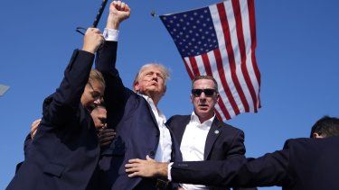 El virtual candidato republicano a la presidencia Donald Trump es rodeado por agentes del Servicio Secreto en un acto de campaña el sábado 13 de julio de 2024 en Butler, Pensilvania.&nbsp;