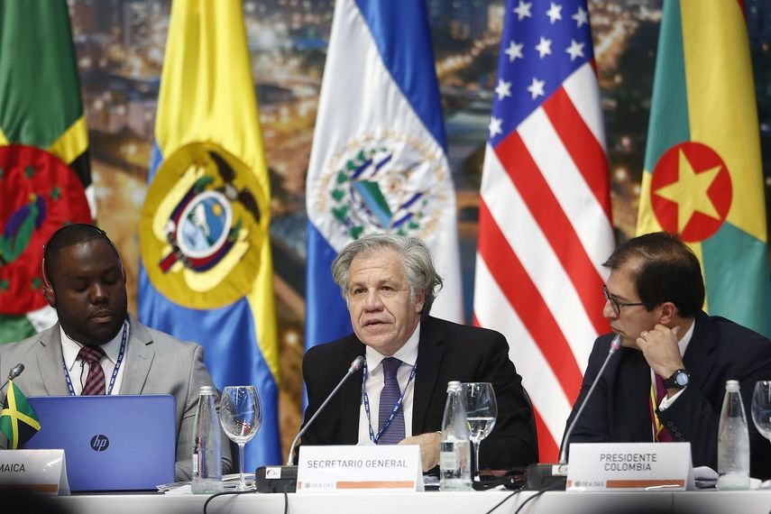 El secretario general de la OEA, Luis Almagro (cen.), participa en el diálogo de representantes de las organizaciones de la sociedad civil y otros actores, con jefes de delegación, secretario general y secretario general adjunto de la Organización de Estados Americanos este 26 de junio de 2019 en Medellín, Colombia.