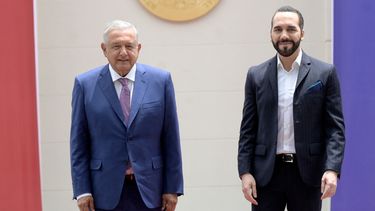 El presidente de México Andrés Manuel López Obrador (L) y su homólogo salvadoreño Nayib Bukele asisten a una ceremonia de bienvenida en la Casa Presidencial en San Salvador.