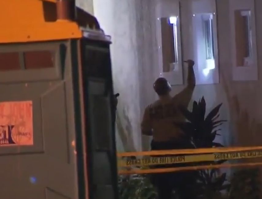 Agente policial colecta evidencia en el perímetro donde ocurrió el ataque contra el oficial del Departamento de Correcciones y Rehabilitación. (Cortesia Local10.com)