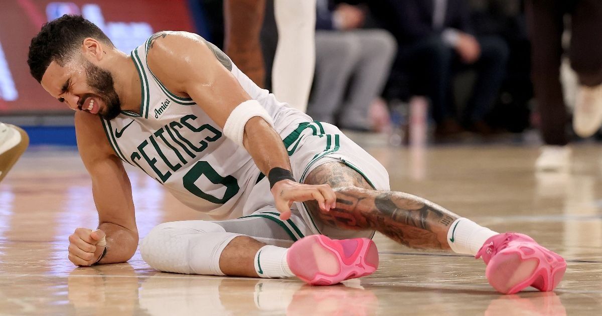 Panorama sombrío para los Celtics: Jayson Tatum sufre dura lesión y sale en silla de ruedas