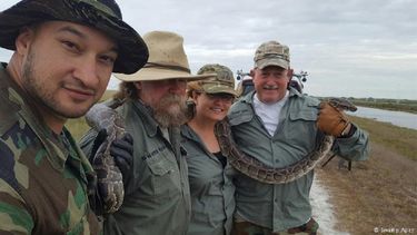 Los Simios del Pantano, un grupo compuesto en su mayoría por veteranos militares dedicados a la lucha contra las especies invasoras (archivo).