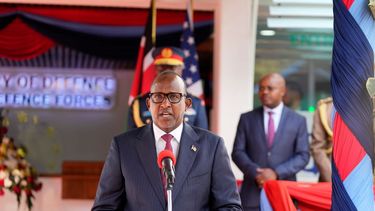 El secretario de defensa del gabinete de Kenia, Aden Duale, habla a la prensa tras la firma del acuerdo con Estados Unidos de cooperación para la defensa en Nairobi, Kenia, 25 de setiembre de 2023.&nbsp;