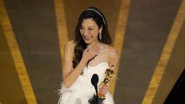 Michelle Yeoh recibe el premio a Mejor actriz por Everything Everywhere All at Once en los Óscar el domingo 12 de marzo de 2023 en el Teatro Dolby en Los Ángeles.