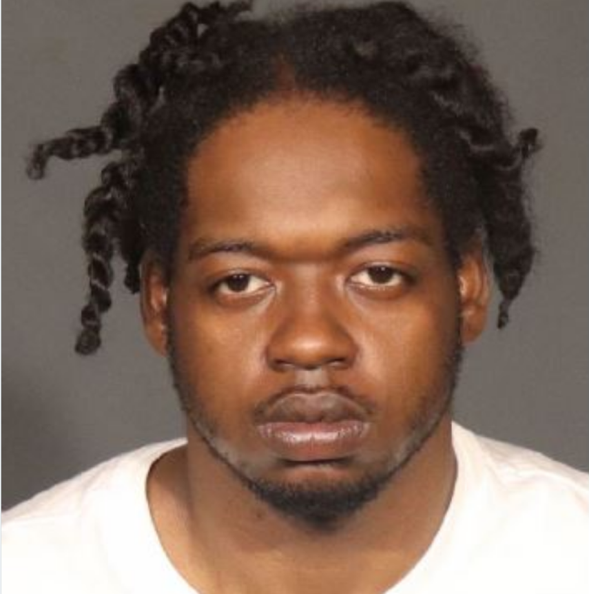 Andrew Abdullah, de 25 años, es buscado por la policía por disparar a quemarropa a un hombre hispano en el metro de Nueva York