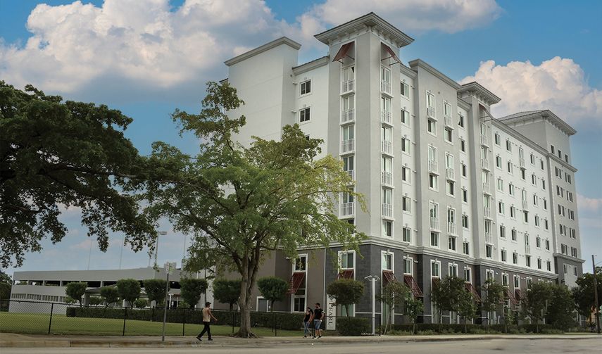 Vista parcial de edificio de viviendas para la tercera edad en Miami.