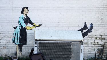 Una obra de arte, reconocida por el artista callejero Banksy, se muestra en el costado de una casa en Margate, sureste de Inglaterra, el 14 de febrero de 2023.&nbsp;
