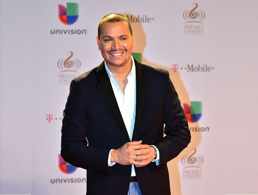 El cantante puertorriqueño posa para la prensa durante su llegada a los premios Lo Nuestro. (EFE)