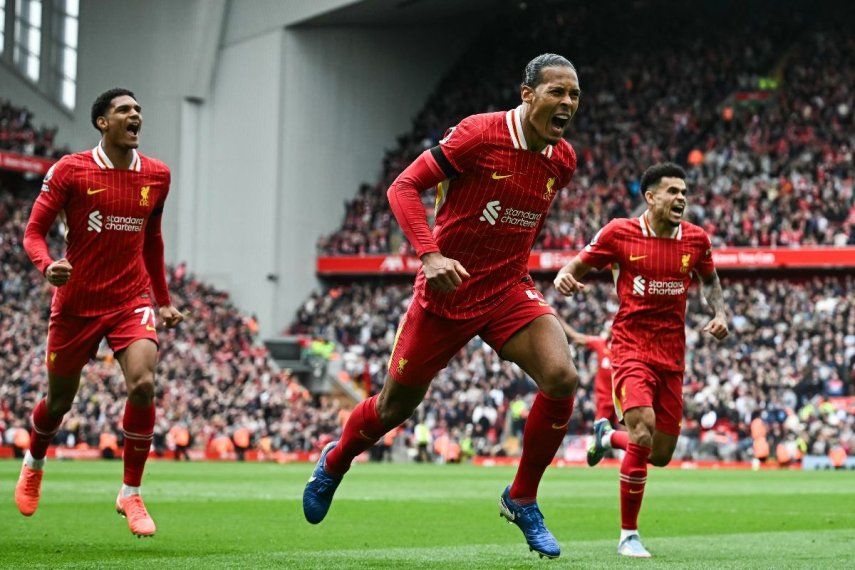 El defensa holandés #04 del Liverpool, Virgil van Dijk, celebra tras anotar el segundo gol de su equipo durante el partido de la Premier League inglesa entre el Liverpool y el West Ham United en Anfield, Liverpool, al noroeste de Inglaterra, el 13 de abril de 2025.  El defensa holandés #04 del Liverpool, Virgil van Dijk, celebra tras anotar el segundo gol de su equipo durante el partido de la Premier League inglesa entre el Liverpool y el West Ham United en Anfield, Liverpool, al noroeste de Inglaterra, el 13 de abril de 2025.