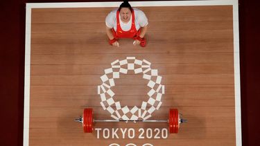 La pesista china Li Wenwen celebra su récord olímpico en la división de más de 87kg en los Juegos de Tokio,&nbsp;