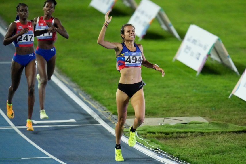 De Venezuela, Joselyn Brea festeja tras conquistar los 1.500 metros en los Juegos Centroamericanos y del Caribe, el jueves 6 de julio de 2023&nbsp;