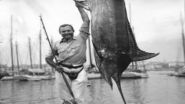 Foto provista por la John F. Kennedy Library Foundation de la Ernest Hemingway Collection donde se ve al escritor Ernest Hemingway posando con un marlin en el Havana Harbor, Florida, en julio de 1934.
