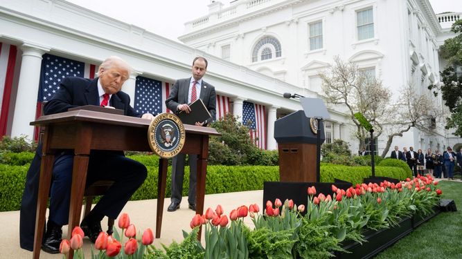 El presidente Donald Trump firma una orden ejecutiva después de anunciar los aranceles recíprocos durante un evento en el Jardín de las Rosas titulado Make America Wealthy Again en la Casa Blanca en Washington, DC, el 2 de abril de 2025. T