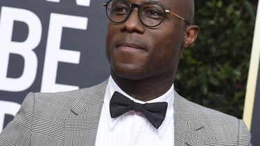El cineasta Barry Jenkins llega a la 77 entrega de los Globos de Oro en Beverly Hills, California, el 5 de enero de 2020. El más reciente proyecto de Jenkins, la serie limitada de 10 horas The Underground Railroad se estrena el jueves en Amazon.&nbsp;