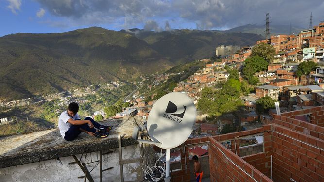 Antenas de DirectTV en una casa en el vecindario Catia, en Caracas, Venezuela, el 9 de enero de 2020. El Tribunal Supremo de Venezuela orden&oacute; el viern3s 22 de mayo de 2020 la la toma inmediata de todos los inmuebles y activos de la empresa de televisi&oacute;n por suscripci&oacute;n DirecTV, tres d&iacute;as despu&eacute;s de que la compa&ntilde;&iacute;a ces&oacute; sus operaciones en la naci&oacute;n sudamericana.