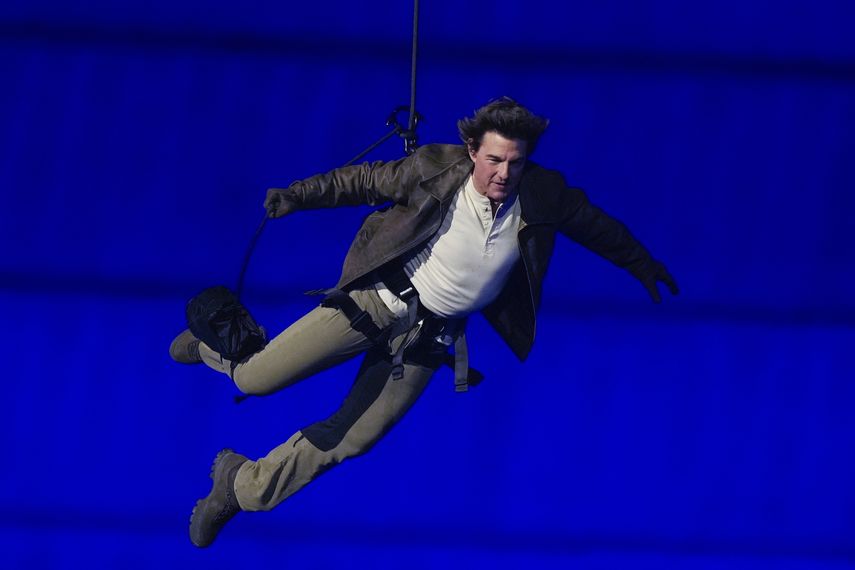Tom Cruise desciende en el Stade de France durante la ceremonia de clausura de los Juegos Olímpicos de Verano de 2024, el domingo 11 de agosto, en Saint-Denis, Francia.