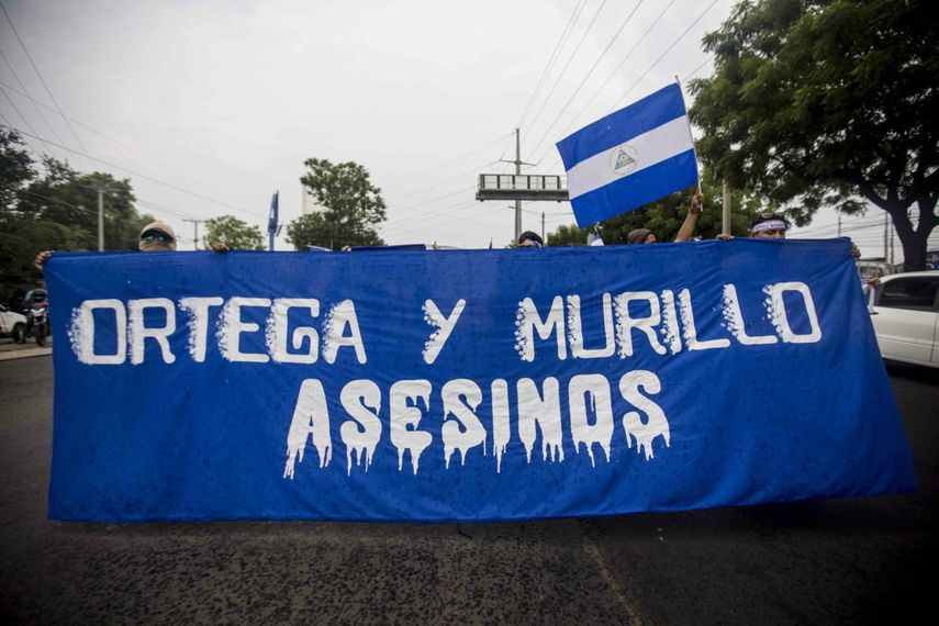 Manifestantes participan en una marcha contra el Gobierno y en apoyo a los obispos por ser mediadores y testigos en el Dialogo Nacional.