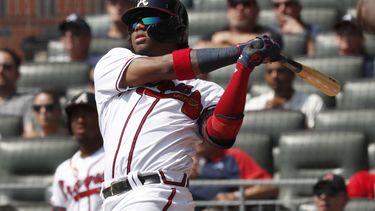 El jardinero venezolano observa la pelota tras conectar un env&iacute;o de Aaron Nola que se va de jonr&oacute;n por el jard&iacute;n izquierdo del&nbsp;SunTrust Park, de Atlanta.
