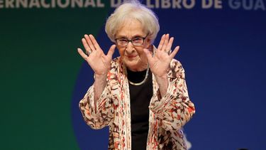 La escritora uruguaya Ida Vitale se dirige al público en&nbsp;La Feria Internacional del Libro (FIL) de Guadalajara.