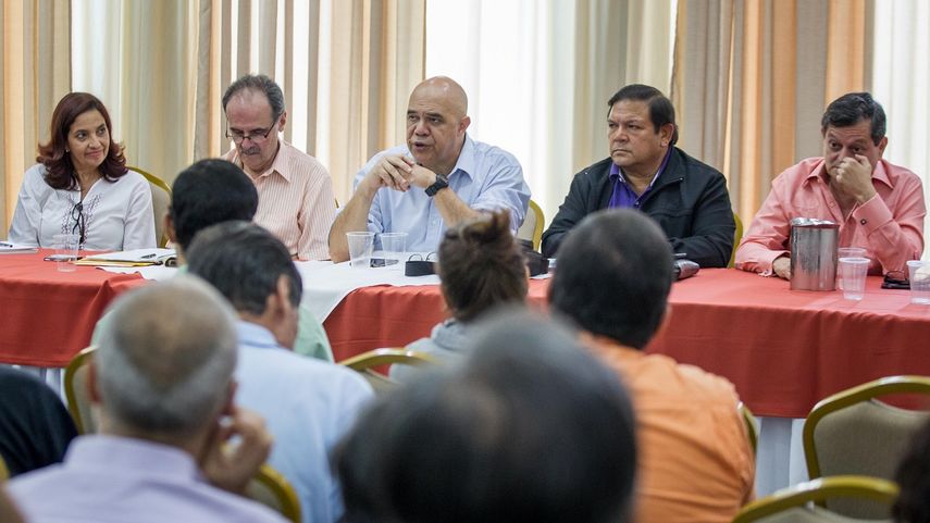 El secretario general de la coalición opositora MUD, Jesús Torrealba (c), sostiene una reunión con ciudadanos este 24 de septiembre del 2016, en Caracas, Venezuela.
