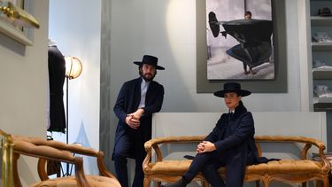 En esta foto de archivo tomada el 10 de enero de 2020, los fundadores de la marca de sastrería Oteyza, los diseñadores españoles Caterina Paneda (R) y Paul García de Oteyza, posan en su atelier en Madrid.&nbsp; &nbsp;