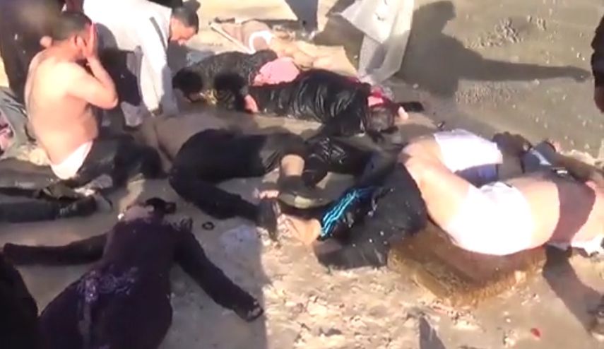 Varias de las víctimas del ataque químico en Siria son atendidos para reducir los efectos del gas.