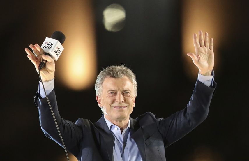 El presidente argentino Mauricio Macri, que se postula para la reelecci&oacute;n con el partido Juntos Por el Cambio, saluda a los partidarios durante su cierre de campa&ntilde;a en C&oacute;rdoba, Argentina, el jueves 24 de octubre de 2019. Archivo.