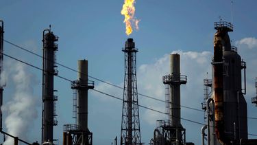 En esta imagen del 31 de agosto de 2017 se ve una flama arder en la refinería Shell Deer Park, en Deer Park, Texas.