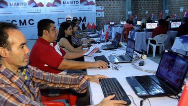 Un grupo de funcionarios del Partido Colorado ultiman detalles en la sala de cómputos este sábado 21 de abril del 2018, en Asunción, Paraguay.