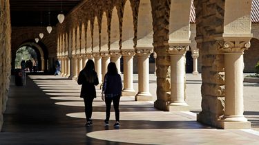 &nbsp;Estudiantes caminan por el campus de la Universidad de Stanford en California el 14 de marzo del 2019.&nbsp;
