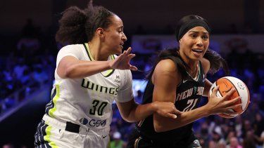 Isabelle Harrison (derecha), del New York Liberty, defiende el balón ante la presión de Haley Jones, del Dallas Wings, durante un partido, el 28 de julio de 2025.