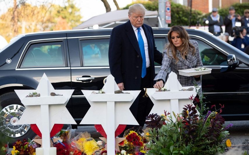 El presidente Trump y la primera dama, Melania, rinden homenaje a las víctimas de la sinagoga de Pitsburgh.