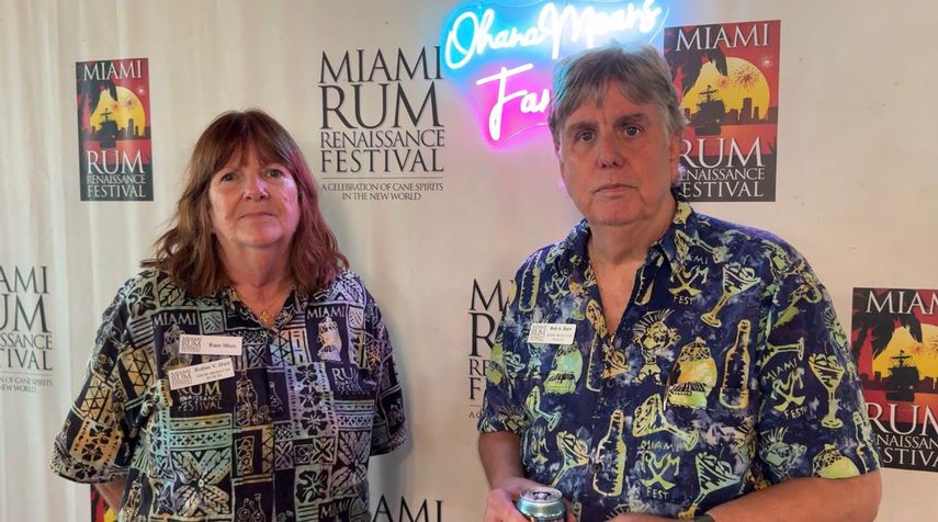 Robin and Rob Burr, fundadores del Miami Rum Renaissance Festival, comparten un momento durante la edición de 2025 en Miami.