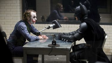 En esta imagen proporcionada por la Biblioteca del Congreso Heath Ledger, izquierda, y Christian Bale en una escena de la película de 2008 The Dark Knight (“Batman: El Caballero de la Noche”). La película fue agregada al Registro Nacional de Cine en diciembre de 2020.