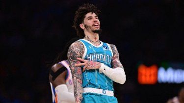 Lamelo Ball, número 1 de los Charlotte Hornets, celebra una canasta durante la segunda mitad contra los Oklahoma City Thunder en el Paycom Center el 5 de enero de 2026 en Oklahoma City, Oklahoma.&nbsp;