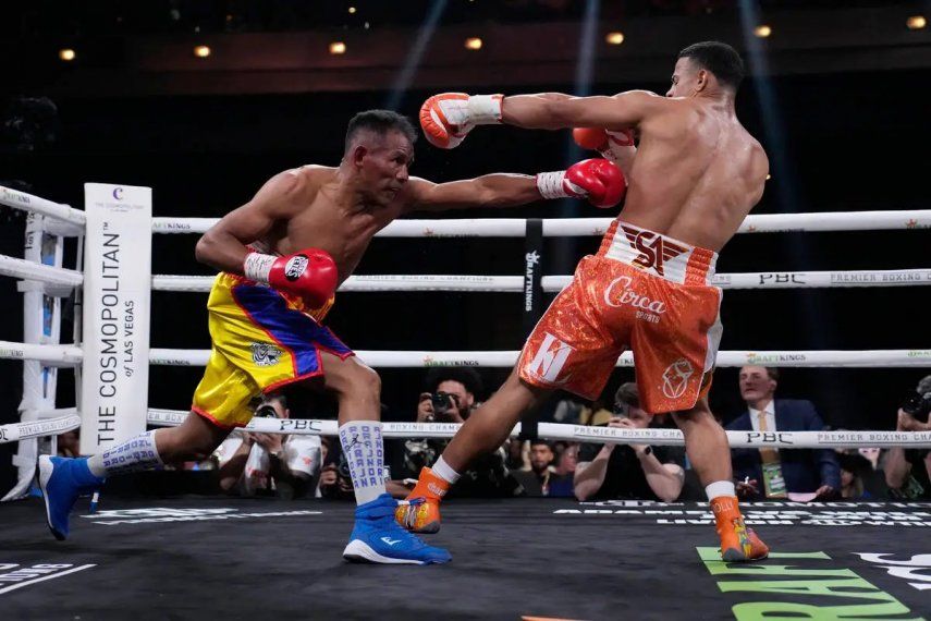 El venezolano Ismael Barroso (izquierda) lanza un golpe ante el estadounidense Rolando Romero, el sábado 13 de mayo de 2023.