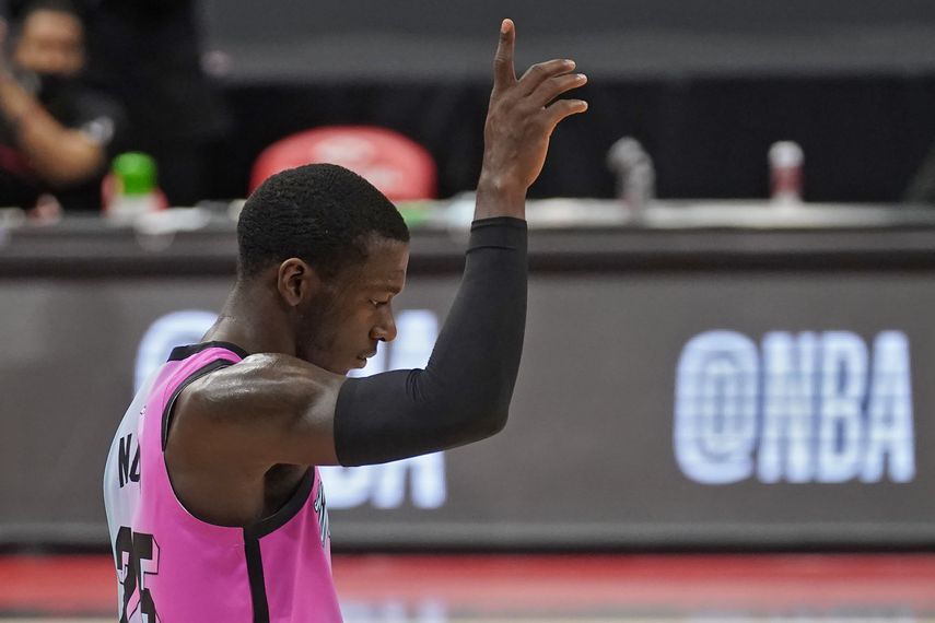 El base del Heat de Miami Kendrick Nunn celebra tras anotar una canasta en el encuentro ante los Raptors de Toronto del miércoles 20 de enero del 2021 en Tampa, Florida.