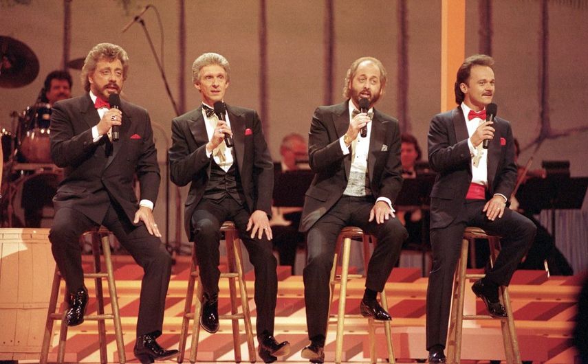 En esta foto de archivo del siete de mayo de 1992, The Statler Brothers, de izquierda a derecha, Harold Reid, Phil Balsley, Don Reid y Jimmy Fortune, act&uacute;an en Nashville, Tenn.&nbsp;