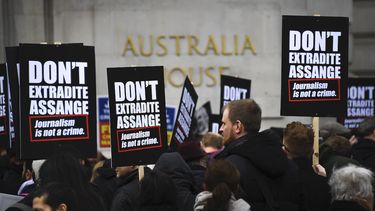 Unas personas se re&uacute;nen afuera de la embajada de Australia en Londres para protestar contra la extradici&oacute;n a Estados Unidos del fundador de Wikileaks, Julian Assange, por filtrar informaci&oacute;n militar clasificada, el 22 de febrero de 2020.&nbsp;