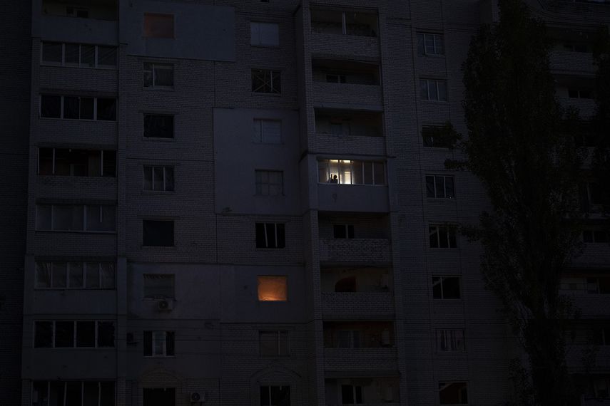 Un hombre mira desde la ventana de un edificio dañado por los combates entre las fuerzas ucranianas y rusas en Borodyanka, en la región de Kiev, Ucrania, el 21 de octubre de 2022.&nbsp;