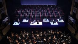 Escena de gran formato que reúne coro, solistas y orquesta en una propuesta escénica contemporánea. Escena de gran formato que reúne coro, solistas y orquesta en una propuesta escénica contemporánea.