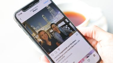 Esta foto tomada en Dubai el 23 de mayo de 2021 muestra una foto supuestamente de la princesa Sheikha Latifa (R) del emirato del Golfo con una mujer no identificada en un restaurante en el centro de Dubai publicada en una cuenta de Instagram no verificada esta semana, meses después de que las Naciones Unidas pidieran pruebas.