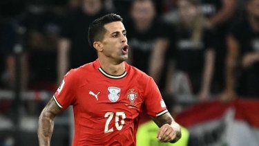 El portugués Joao Cancelo celebra luego de anotar un gol para su selección, el 9 de septiembre de 2025.