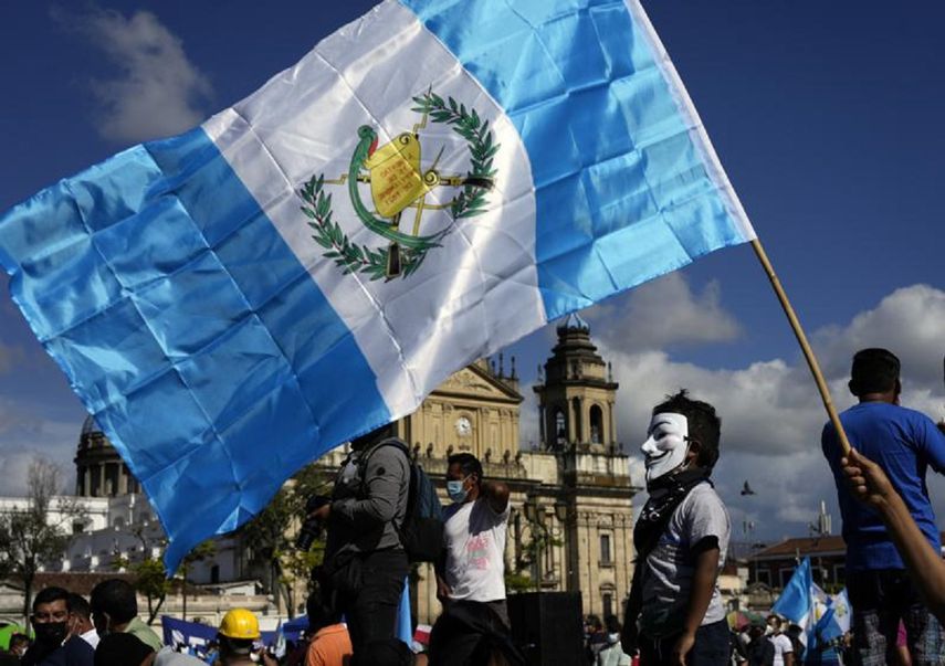 Bloquean rutas en Guatemala para pedir renuncia de presidente y fiscal