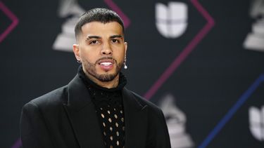 Rauw Alejandro llega a la 22 entrega anual del Latin Grammy el 18 de noviembre de 2021, en el MGM Grand Garden Arena en Las Vegas. El boricua es uno de los artistas que se presentarán en la edición 23 de los premios.