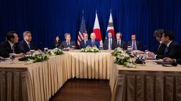 El presidente de Corea del Sur, Yoon Suk-yeol (izquierda), habla durante una reunión trilateral con el presidente de los Estados Unidos, Joe Biden (centro), y el primer ministro japonés, Fumio Kishida (derecha), al margen de la Cumbre de Asia Oriental durante la 40.ª y 41.ª Asociación de Naciones del Sudeste Asiático. (ASEAN) Cumbres en Phnom Penh el 13 de noviembre de 2022. &nbsp;