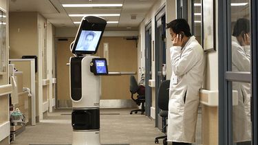 El doctor Alan Shatzel, director de Mercy Telehealth Network, con un robot mientras habla con su colega Alex Nee en Mercy San Juan Hospital, en Carmichael, California.(Foto AP)
