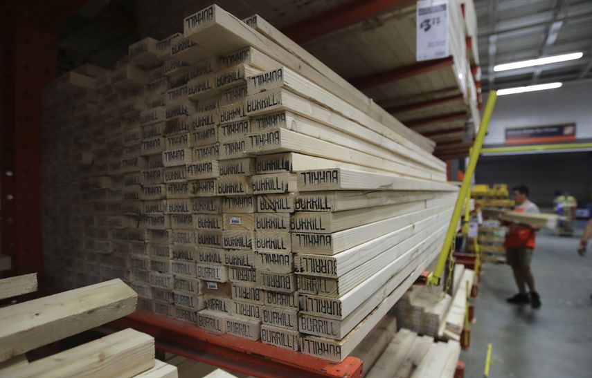 Varios tablas de madera est&aacute;n a la venta en un Home Depot en Londonderry, Nueva Hampshire.